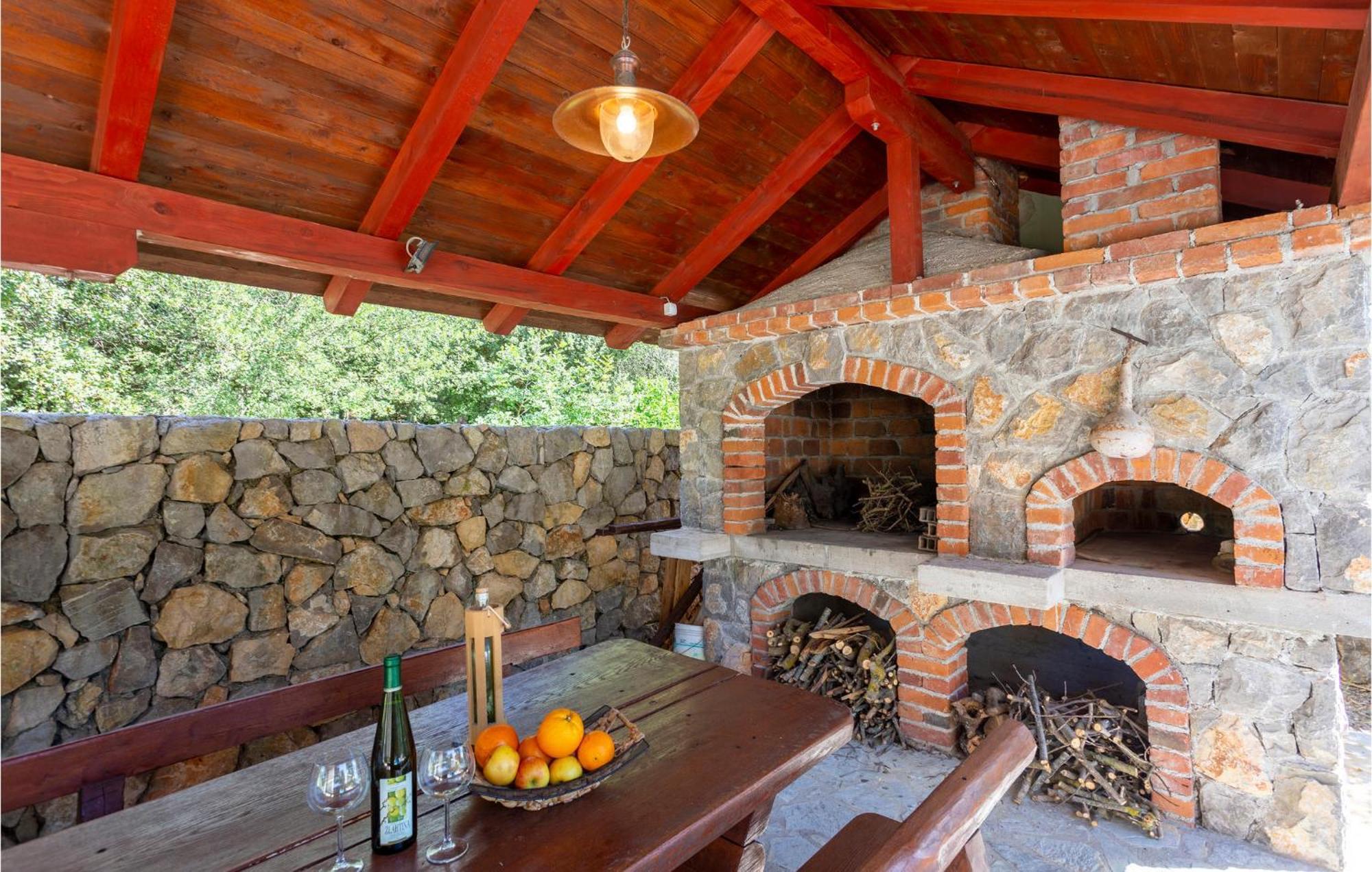 2 Bedroom Beautiful Apartment In Pinezici Exterior photo
