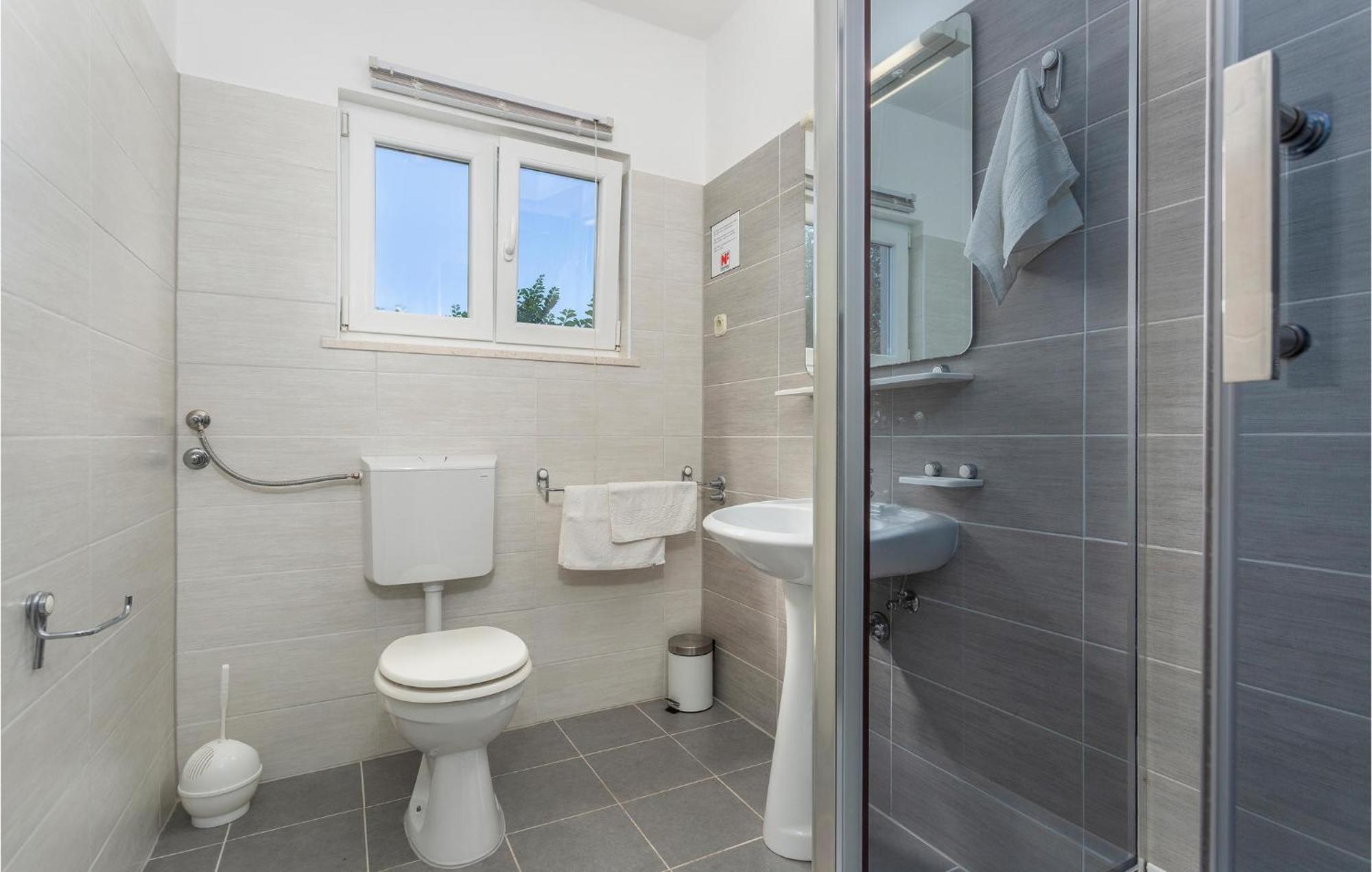 2 Bedroom Beautiful Apartment In Pinezici Exterior photo
