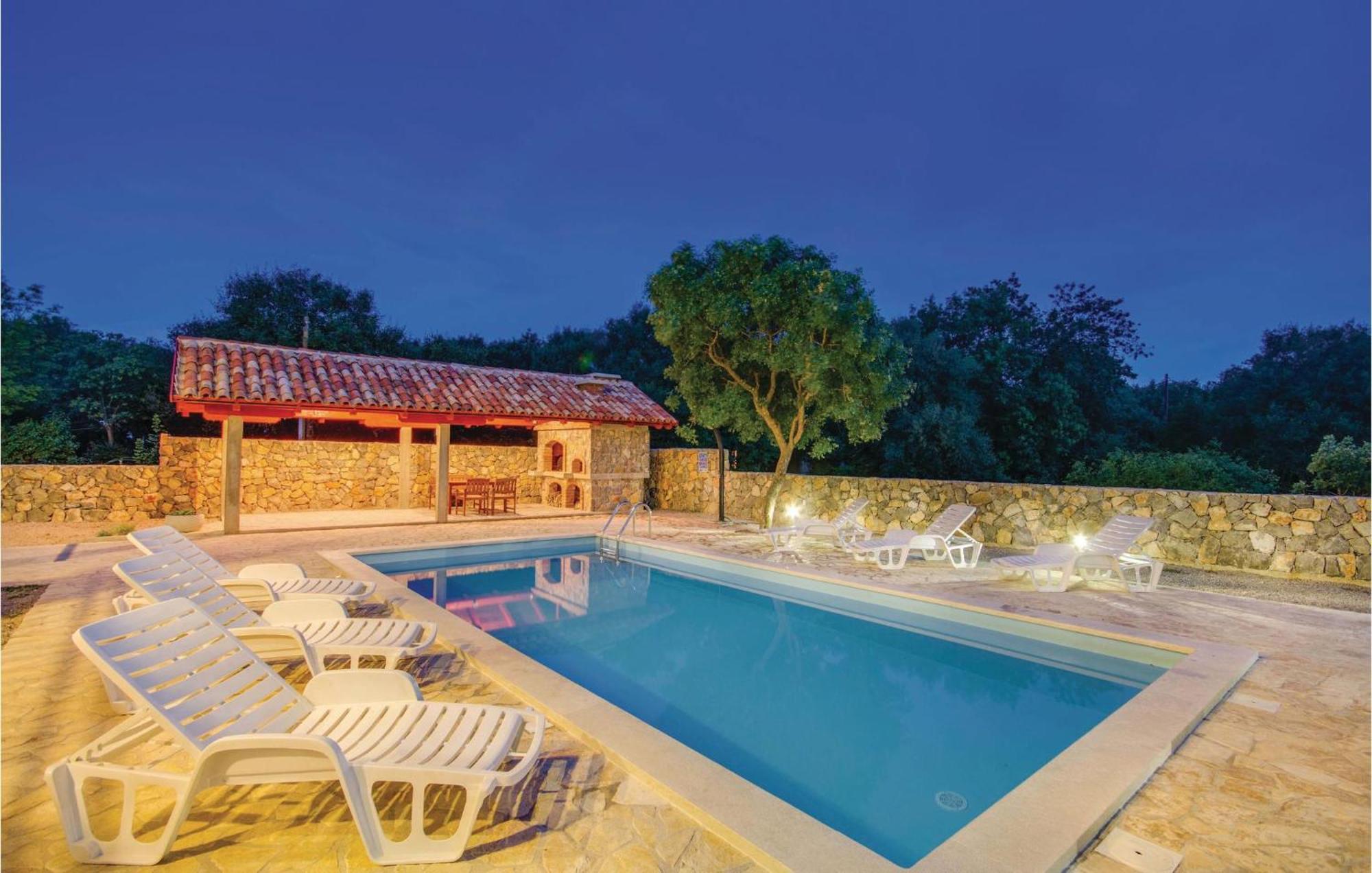2 Bedroom Beautiful Apartment In Pinezici Exterior photo